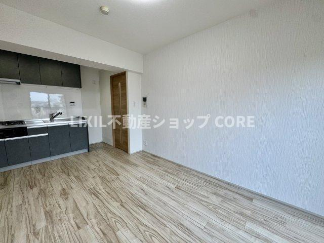 光溢れる安らぎの空間。キッチンとも一体感も演出しご家族との会話も弾みます。　