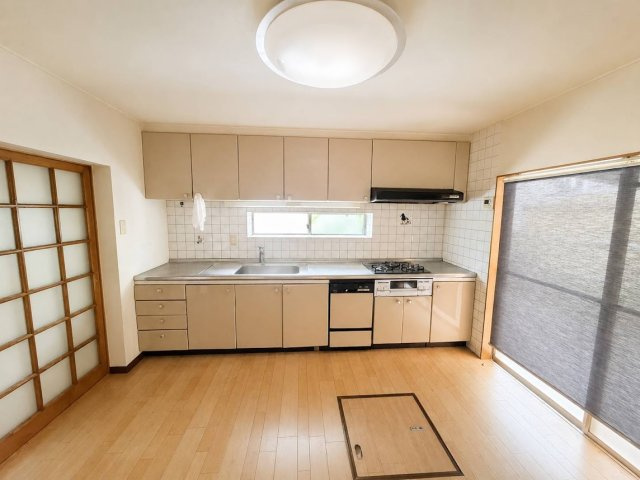 壁付けのシステムキッチンですので、空間を広く使えます。また家事動線が短いので効率よくお料理もできそうですね♪収納もたくさんあります。