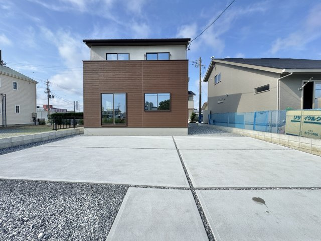 周辺は車の往来が少ない環境！ゆとりを持ってお車の出入庫がしていただけます！　