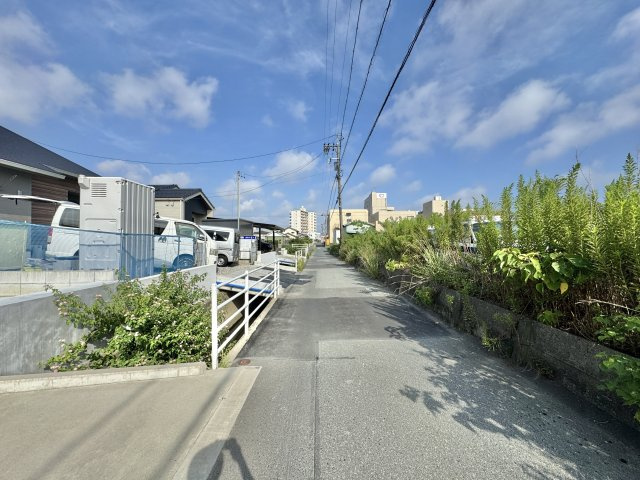 メインの通りから中に入った場所になるのでほとんど車通りが無く、小さなお子様がいても安心です。　
