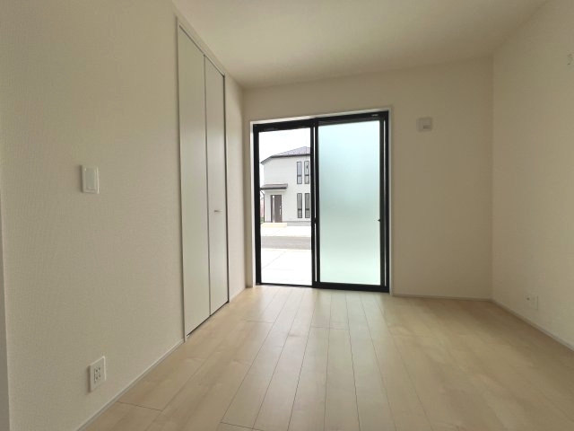 【洋室1】3.7帖　リビングに隣接したお部屋なのでお子様のおもちゃ部屋などにあると嬉しい空間☆