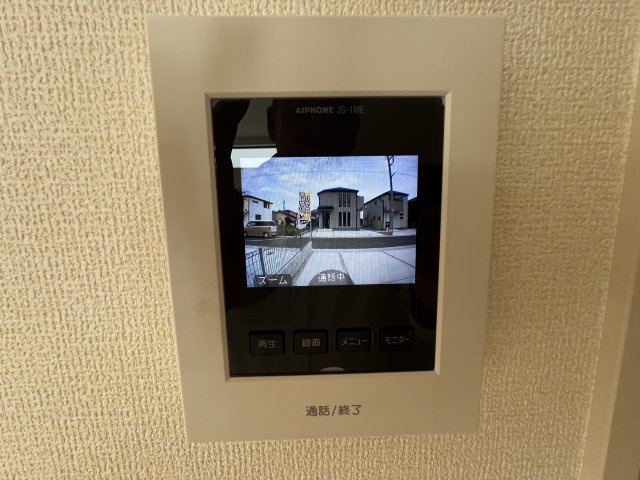 モニター付きインターホンあり。急な来客でも室内から顔が確認できると安心ですよね☆