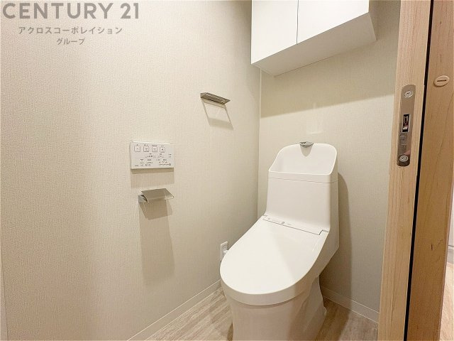 温水洗浄便座付トイレは温水洗浄機能により、暖かい水でおしりを洗浄することができ、冷たい水を使う従来の便座に比べ、温水洗浄機能で暖かいトイレを提供し、快適な使用を可能にします。