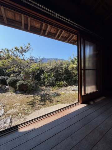 四季折々に表情を変える金剛山を額縁のような窓から望む暮らし♪