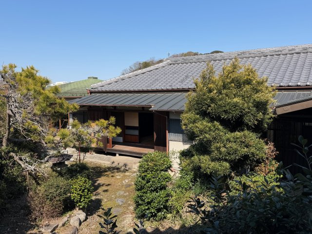 広い庭園と縁側、山並みに抱かれたスローライフを(^^)/