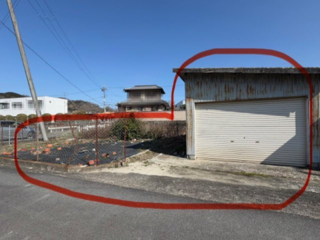 赤丸も売買対象地です♪　外構工事をして駐車スペースを増やすこともできます♪