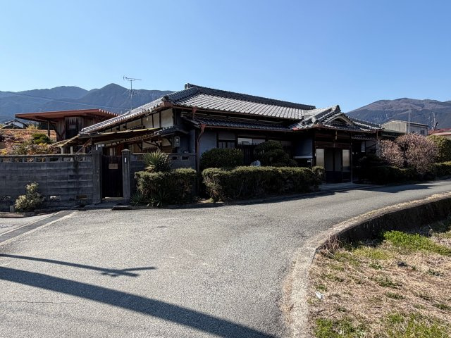 向かいの倉庫のスペースも対象地なので外構工事をして駐車スペースを増やすこともできます♪