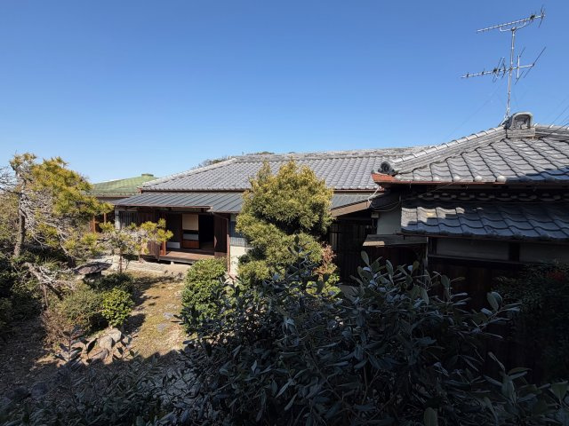 ＼金剛山を望む平屋の暮らし／113坪以上の広々土地♪　広い庭園と縁側、山並みに抱かれたスローライフを(^^)/