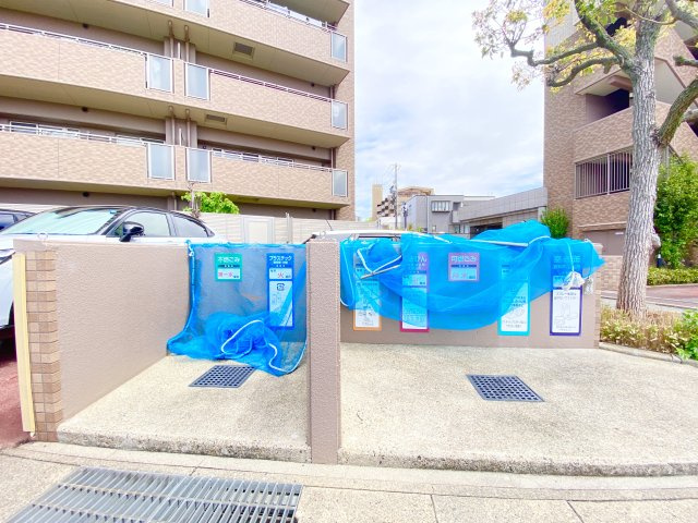 共用ゴミ置き場も清潔に管理されています♪