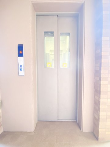 共用エレベーターにも防犯カメラ設置あり♪