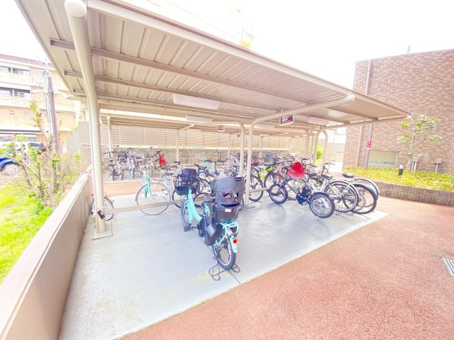 屋根付き駐輪場で雨の日でも安心ですね♪