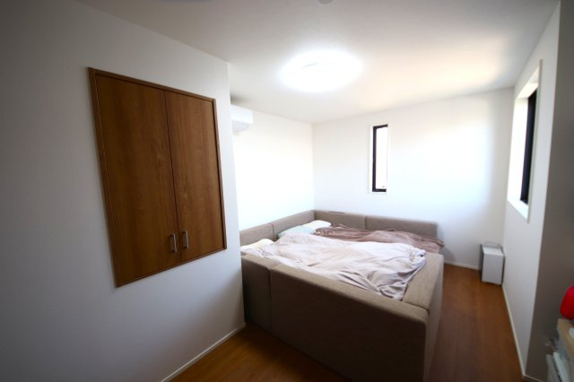 約7.25帖の主寝室、大きな寝具を置いてもゆとりある広さ