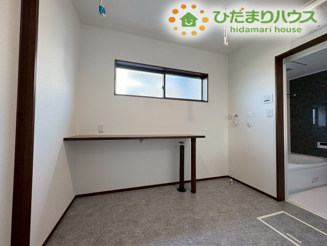 脱衣所に設けられた、便利なカウンターです！洗濯機から取り出した衣類をカウンターにポンと置いてその場で畳んだり、アイロン掛けをしたりするスペースとして大活躍します!(^^)!