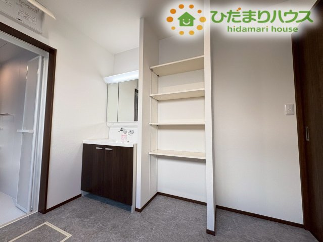 使い勝手の良い独立洗面化粧台です！洗面まわりの小物やタオル類をすぐ手に取れる場所にあるため、朝の忙しい身支度の時間もスムーズにこなせます♪