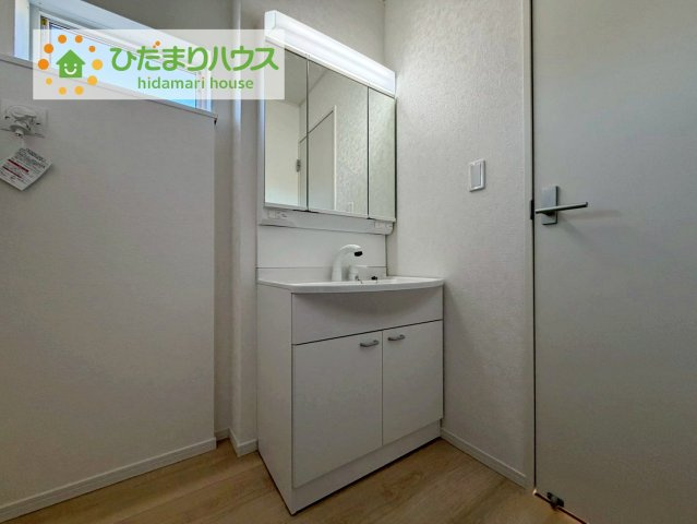 三面鏡の大きな鏡は憧れます(^^♪　鏡の後ろは収納となっていて、細かいものでも収納できるのでスッキリと整理できます！