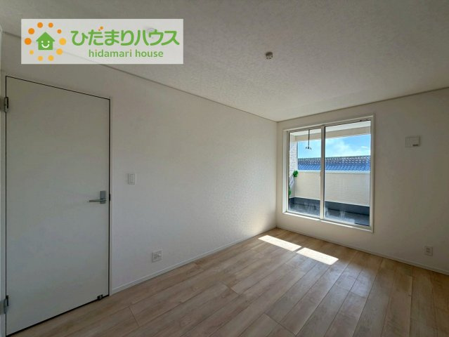 広めの主寝室は、ベッドの他にもパソコンデスクやドレッサーなども置けちゃいます(*^-^*)