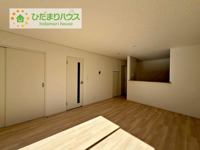 お子様が元気に遊べる広々としたリビングです。