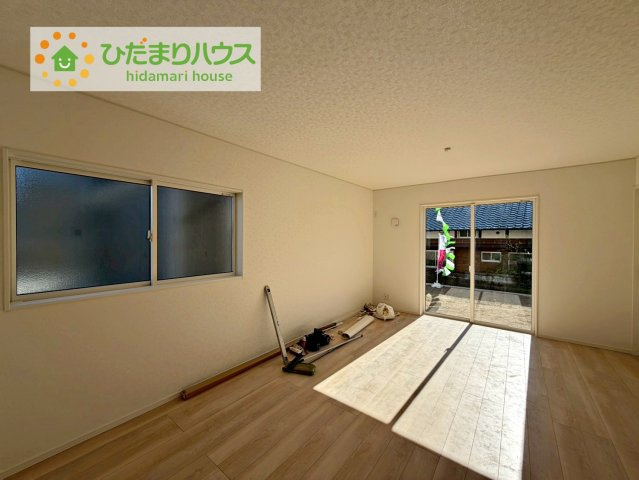 お子様が元気に遊べる広々としたリビングです。