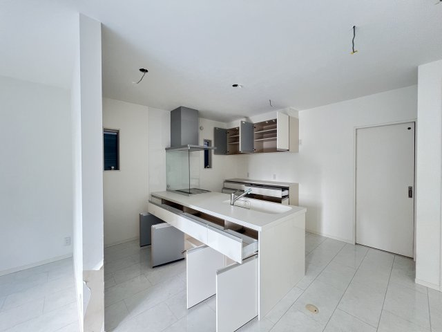 ダイニング側にも収納あります