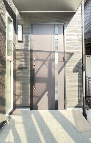 スッキリとした玄関ドア