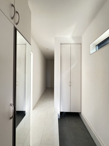 シューズクローゼットや物入など収納充実