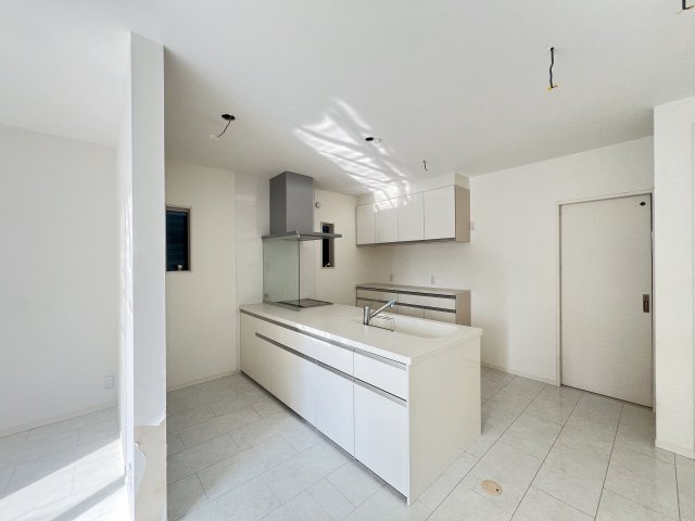 奥行の広いフラットキッチン　カップボードもあります