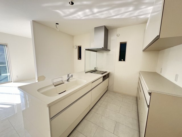 フラットキッチンにカップボード　お料理がはかどりますね♪