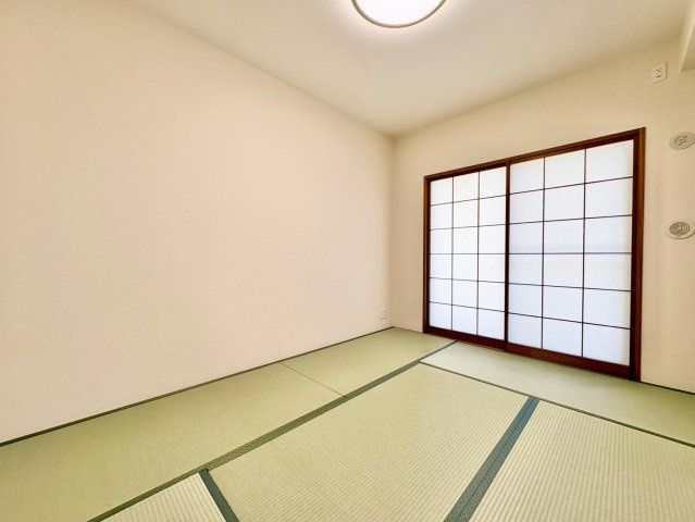ごろ寝や読書にちょうどいい、くつろぎの和室スペース。