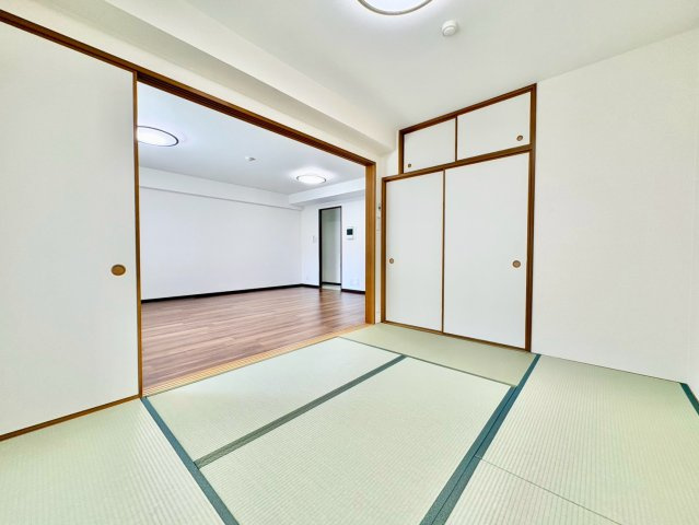 リビングに隣接した和室は、お子さまのお昼寝スペースや来客時にも重宝します。