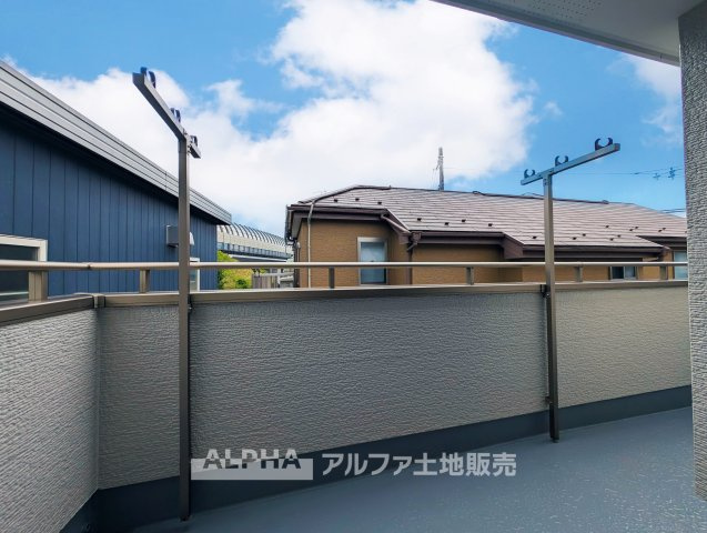 【Balcony】◆バルコニー◆日当たりの良いバルコニーは、洗濯物がよく乾くだけでなく、外の空気を感じながらひと息つける場所。暮らしに心地よい余白をもたらします。