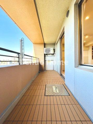 【バルコニー】幅もあって、奥行きもあるゆとりのバルコニー。洗濯物を干したり乾かしたりだけでなく、ただ出てみるだけでも気持ちいいですよ。