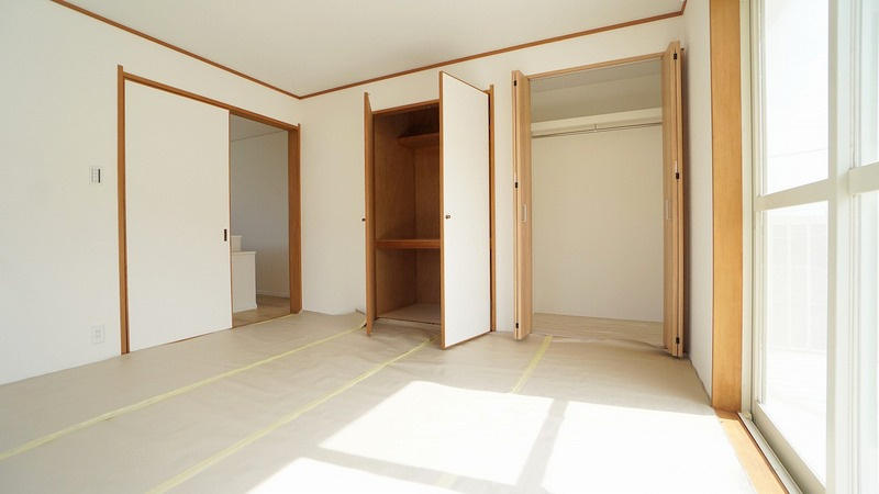 1Ｆの8帖洋室　バルコニーからの陽ざしが明るいひろびろ空間　押し入れ、クローゼットつき