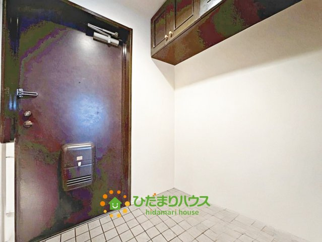 玄関が広くお出かけの準備もしやすいですね♪　※AI加工で物を消しております。