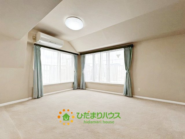 大きなテレビを置いて映画鑑賞も良いですね♪　※AI加工で物を消しております。