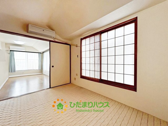 明るい和室でゆったりとくつろげますね。　※AI加工で物を消しております。