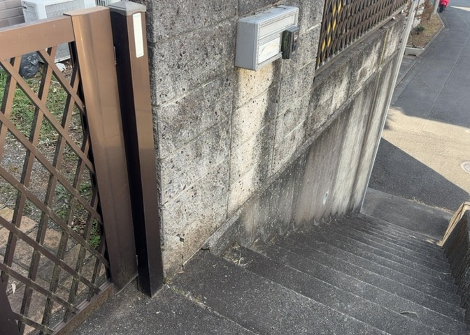 土地の面積＝住宅面積ではありません。建ぺい率の問題などで、土地のある場所によって住宅を建てられる面積は限られています。高さもしかり、「土地」という言葉の中には、建築条件も含まれると考えておきましょう。