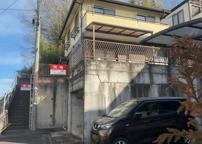 土地を買う際、住む地域の自治体や福祉の補助制度にも注目してみましょう。子供や老人の医療補助やゴミ出しのルールなど、自治体によってルールに大きな違いがあるため、暮らしやすい土地で判断するとよいでしょう。