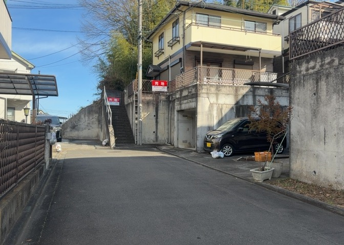 土地の前の道路に消火栓が設置されていることがあります。この場合、道路交通法第45条第1項により、駐車禁止の場所が指定されています。そのため、車庫などの駐車スペースをつくることができない場合があります。