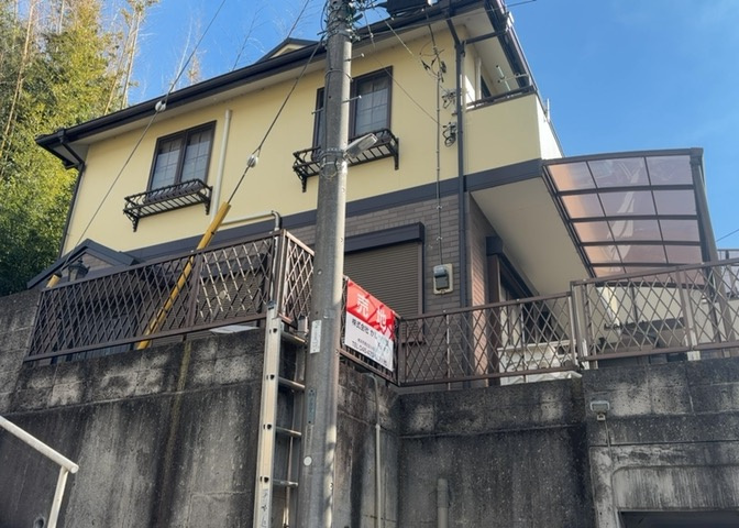 現地に行くなら、物件の周囲の地形がどうなっているかを見ることも大切です。周辺より低くなっている土地では、大雨などで水が集まりやすいため、地盤が弱くなっているということも考えられるため、注意が必要です。