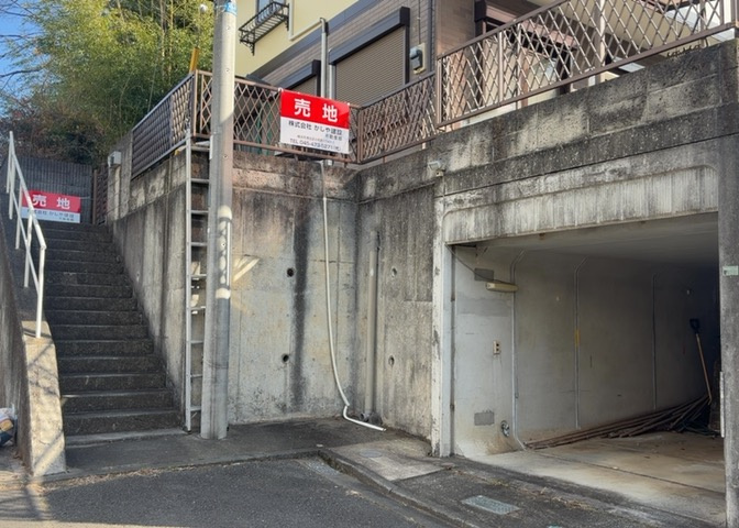 土地購入を検討されている場合、境界杭がない状態で購入してしまうと境界確定測量をする必要があり、費用がかかります。購入の前に、売主、隣土地所有者立ち合いのもと境界を確定し境界杭を設置するのがベストです。