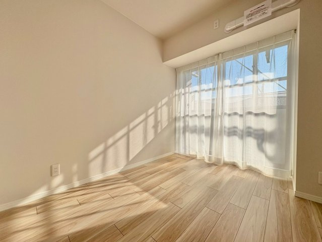 南向きの窓で陽当り良好です