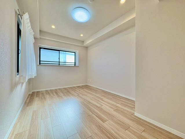 洋室7.4帖　収納付きで、お部屋がすっきり片付きます。