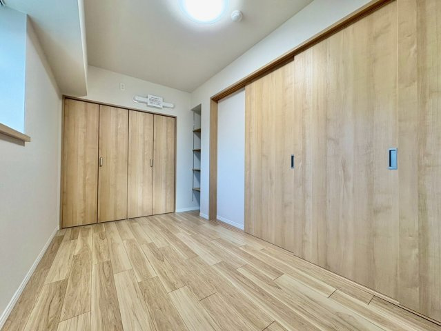 洋室4.9帖　引き戸で仕切って個室としても、開けて開放的にも使える間取りです。