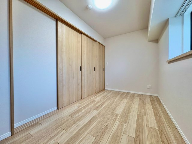 リビングに隣接した洋室はキッズスペースやワークスペースにも活用可能