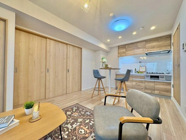 家族が自然と集まる、明るく開放的なリビング空間。