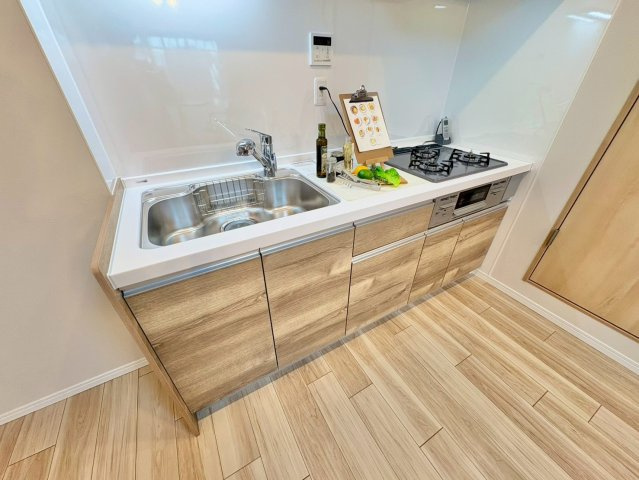 調理道具や調味料もすっきりしまえる、収納力のあるキッチン。