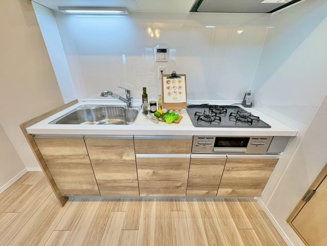 調理道具や調味料もすっきりしまえる、収納力のあるキッチン。