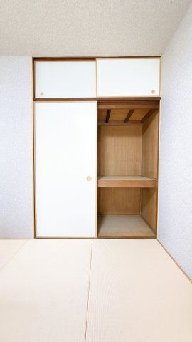 南側和室押し入れ