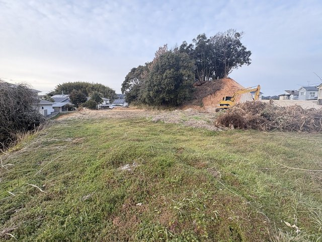 隣接地が開発工事中です。写真に写る奥の林は敷地ではありません。