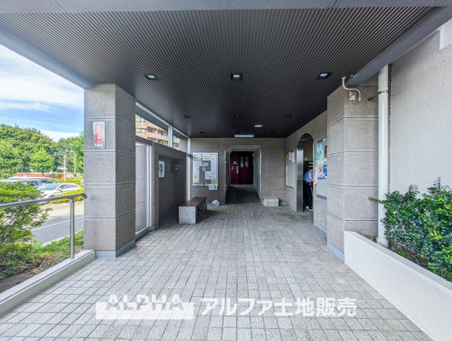 豊かな緑に囲まれた住棟配置。四季のうつろいを感じながら、穏やかな日々を楽しめます。